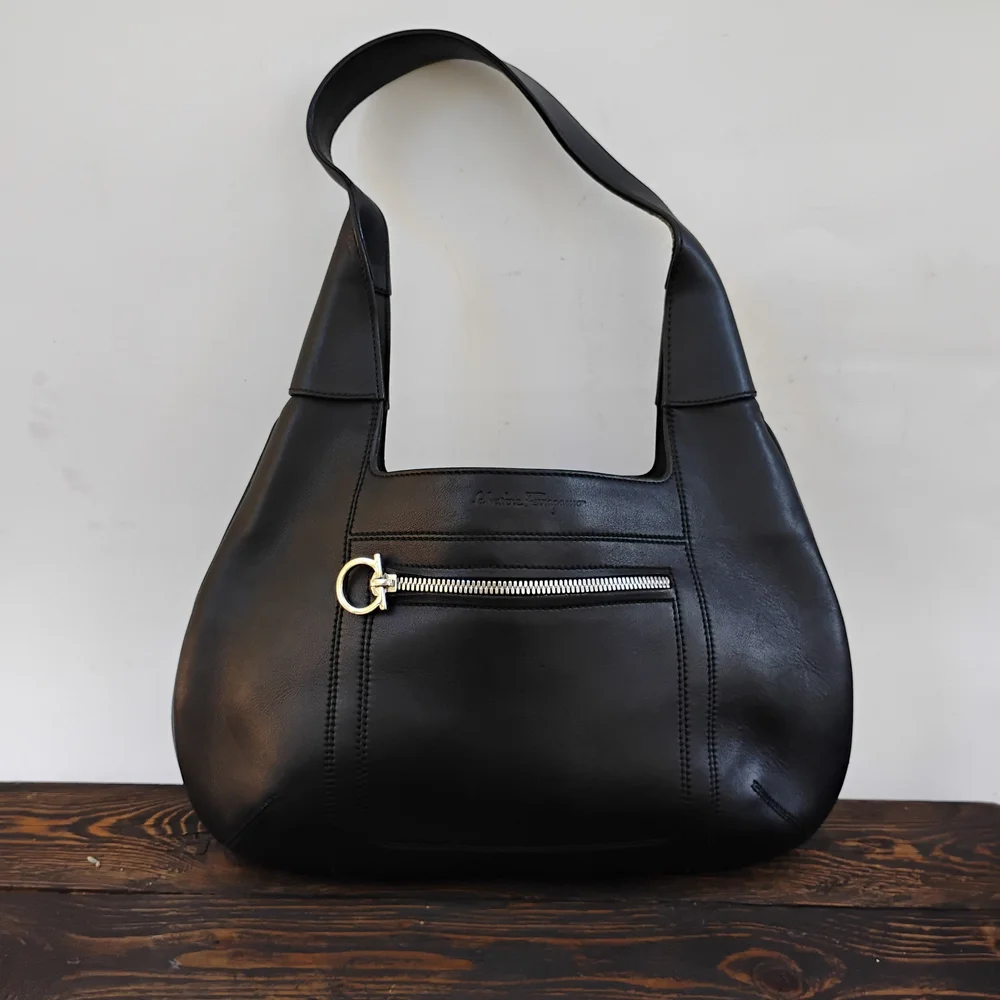 SALVATORE FERRAGAMO Gancini Shoulder Bag Leather Black EE-21 4800